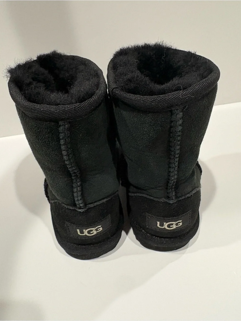 UGG Kids Black Suede Plush-Lined Pull-On Boots estimates size 1.5, read